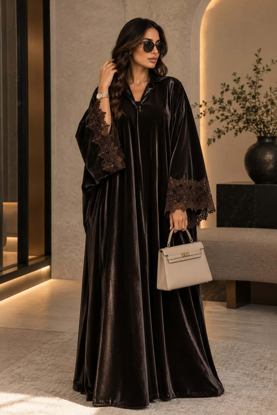 عباية قطيفة بني بدانتيل جوبير — وقوف كامل