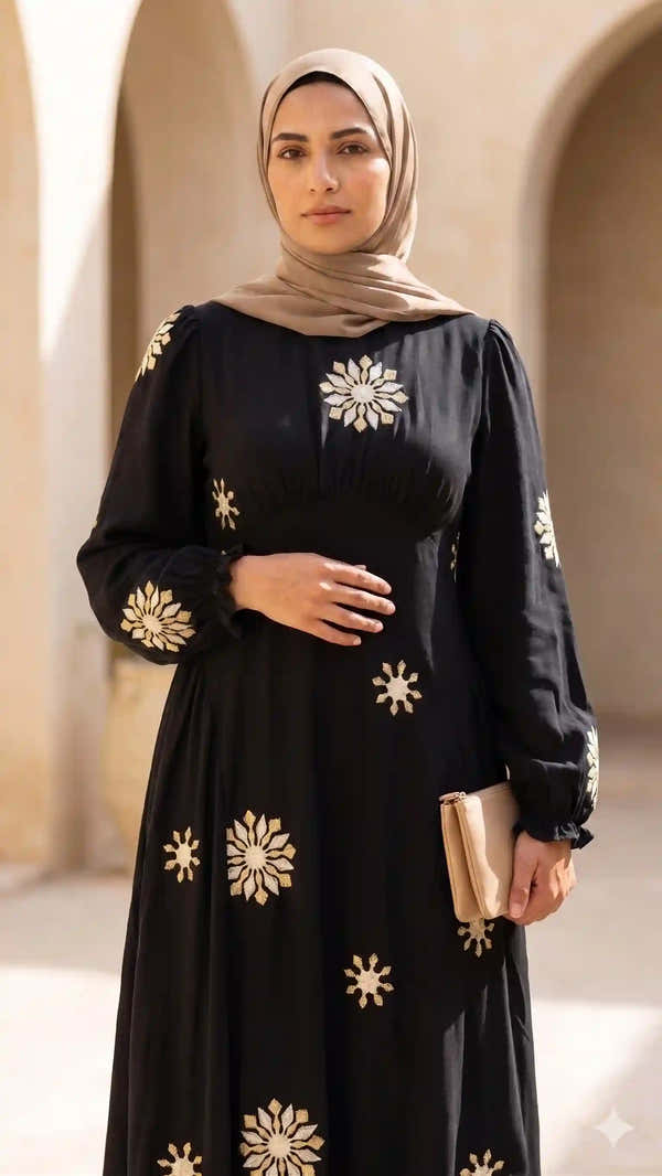 فستان أسود مطرز بتفاصيل ذهبية فاخرة