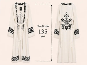 كردجان كتان أوف وايت بنقوش سوداء مع عرض أمامي وخلفي وطول 135 سم. 